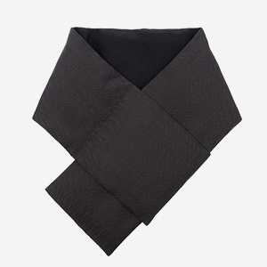 単色織りで杉綾柄が際立つきっぱりと美しい黒色と上品な光沢感のある深い黒色できちんとした装いに