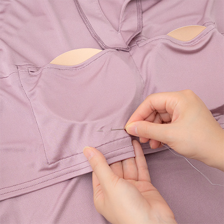 上部より取り出せる「胸パッド」は<br>ちょっと縫い合わせて、位置を調節できます。