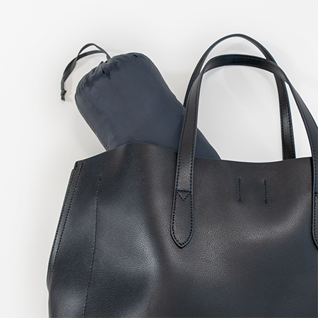 コンパクトに持ち運べる「収納袋」付き。 袋は小さめですので、<br>なるべく小さく畳んで、強気でギュっと押し込んでください。