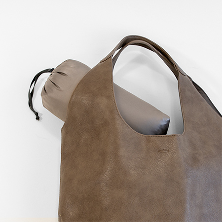 コンパクトに持ち運べる「収納袋」付き。 袋は小さめですので、<br>なるべく小さく畳んで、強気でギュっと押し込んでください。