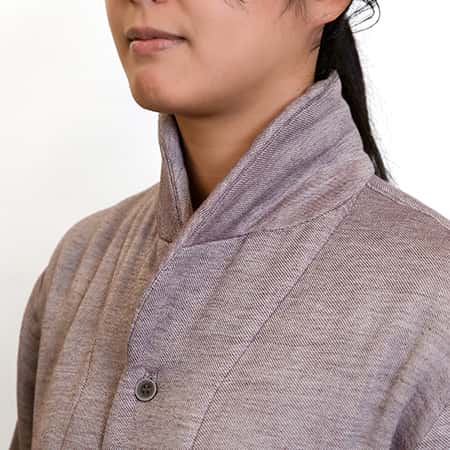 衿を立てれば、冷気を防いで首元暖か