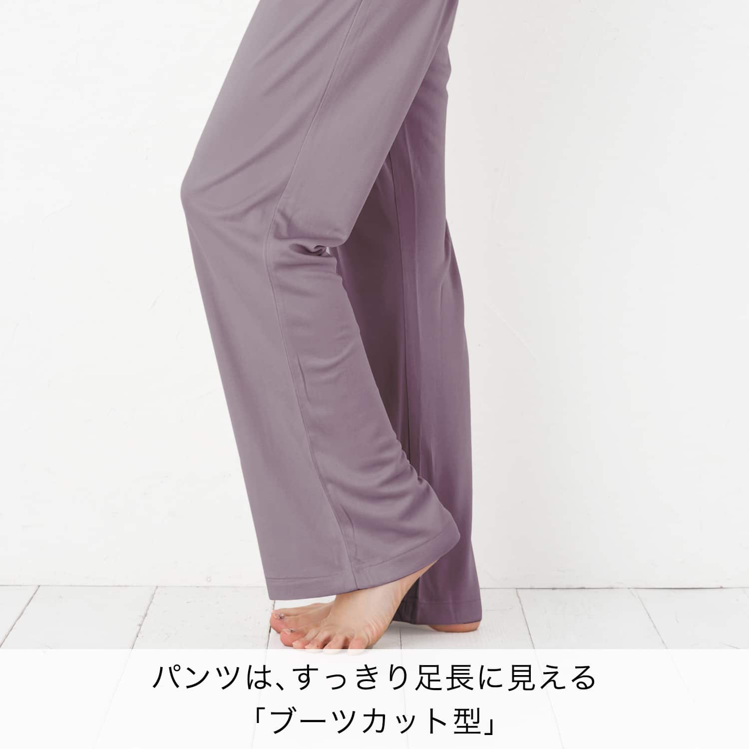 両脇にスリット入りで動きやすく、ずり上がりにくい上着裾は、左下に「ブランドロゴ刺繍」
