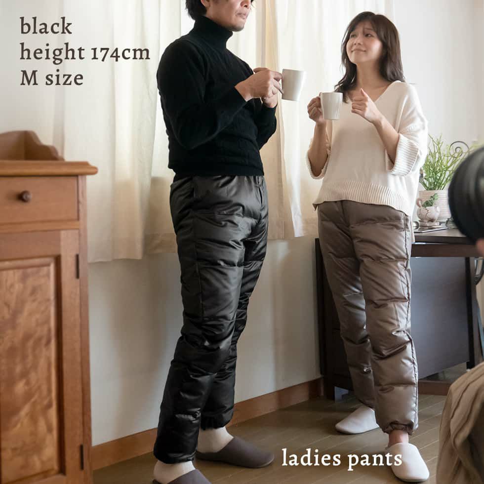 モデル身長174cm Mサイズ ブラック。レディースパンツ色違いで合わせて、ぜひお揃いでギフトに。　