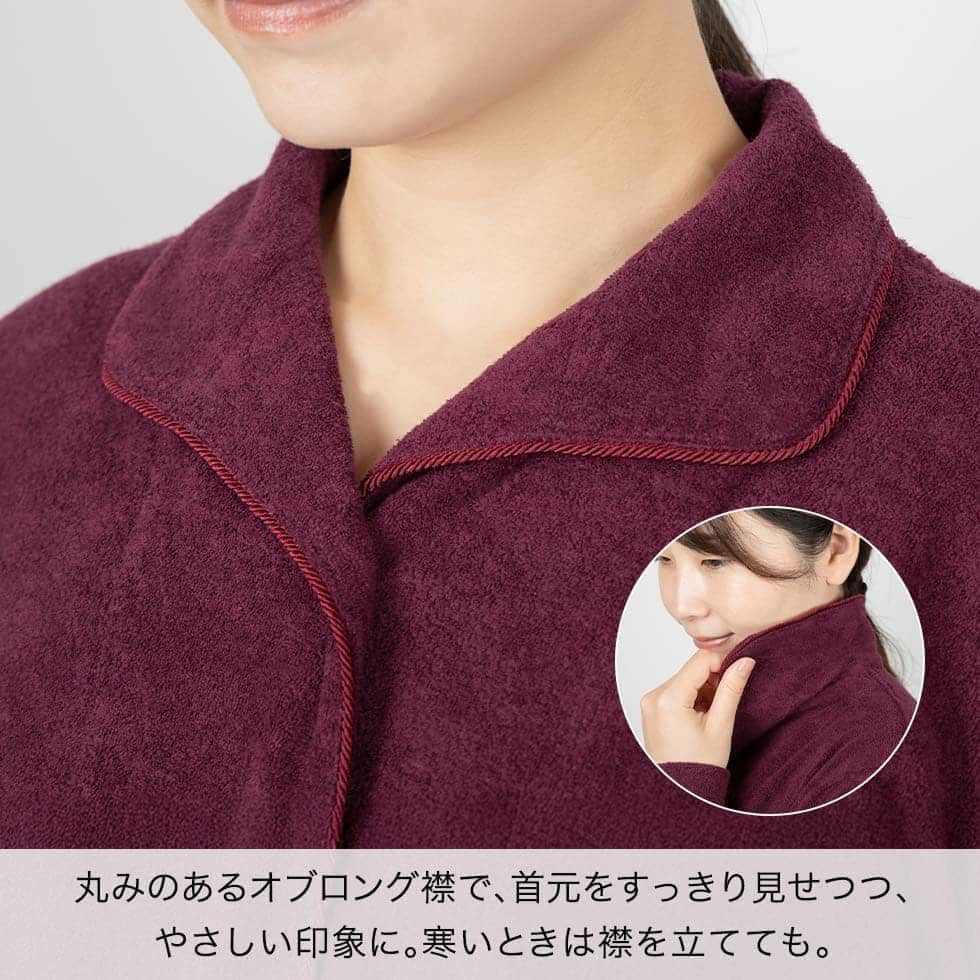 丸みのあるオブロング襟で、首元をすっきり見せつつ、やさしい印象に。寒いときは襟を立てても。