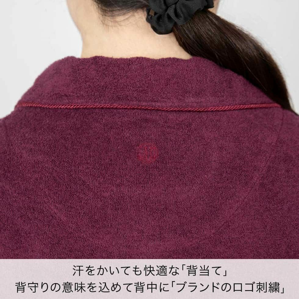 汗をかいても快適な「背当て」背守りの意味を込めて背中に「ブランドのロゴ刺繍」