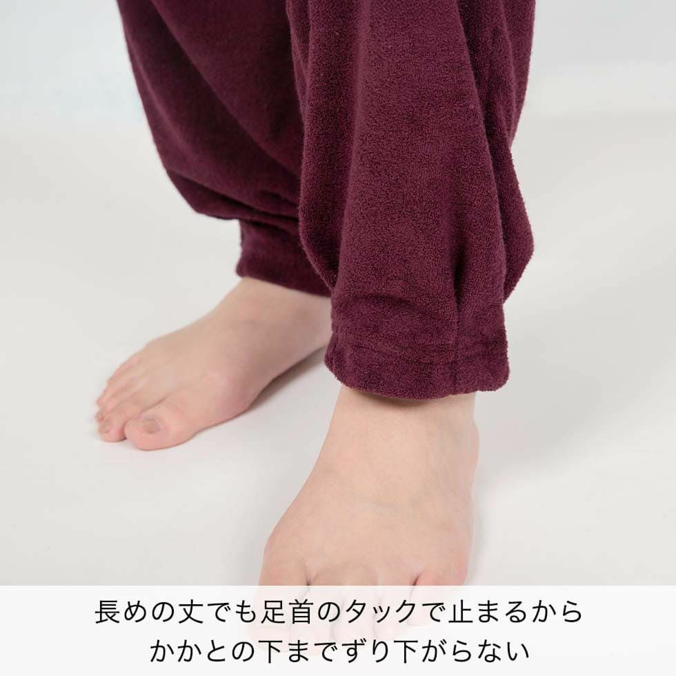 長めの丈でも足首のタックで止まるからかかとの下までずり下がらない