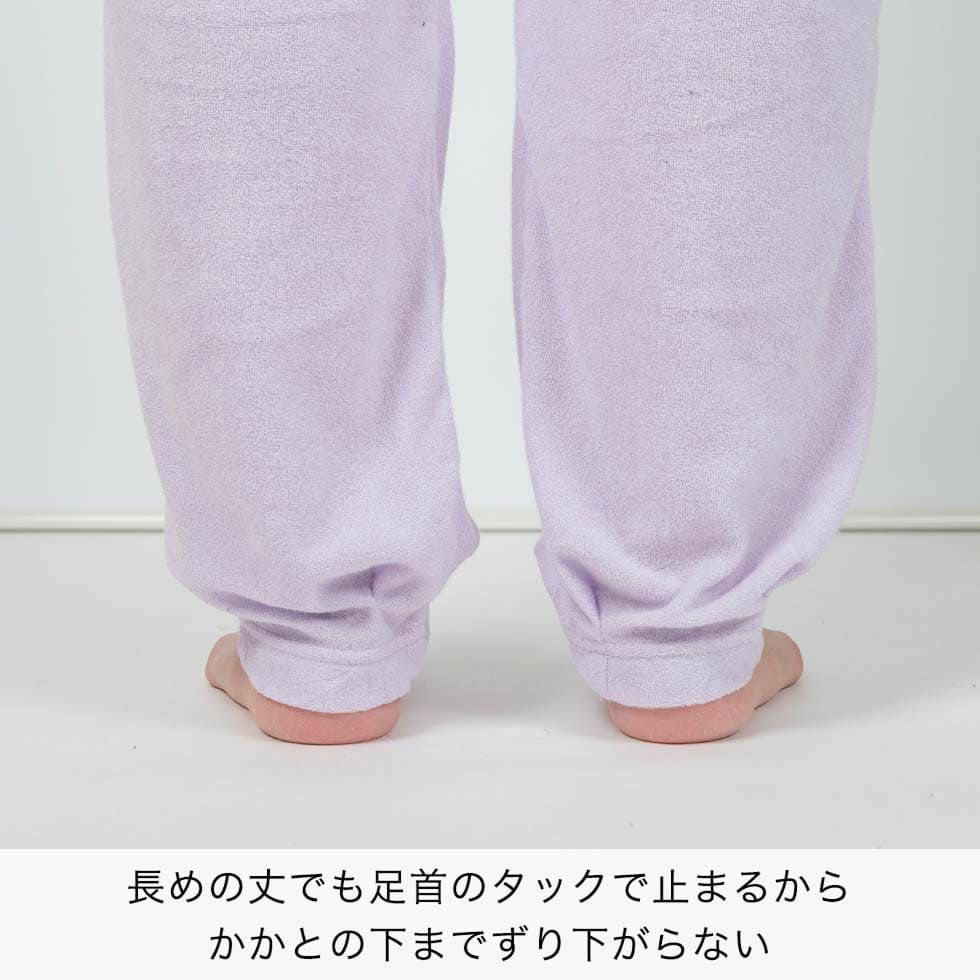 長めの丈でも足首のタックで止まるからかかとの下までずり下がらない