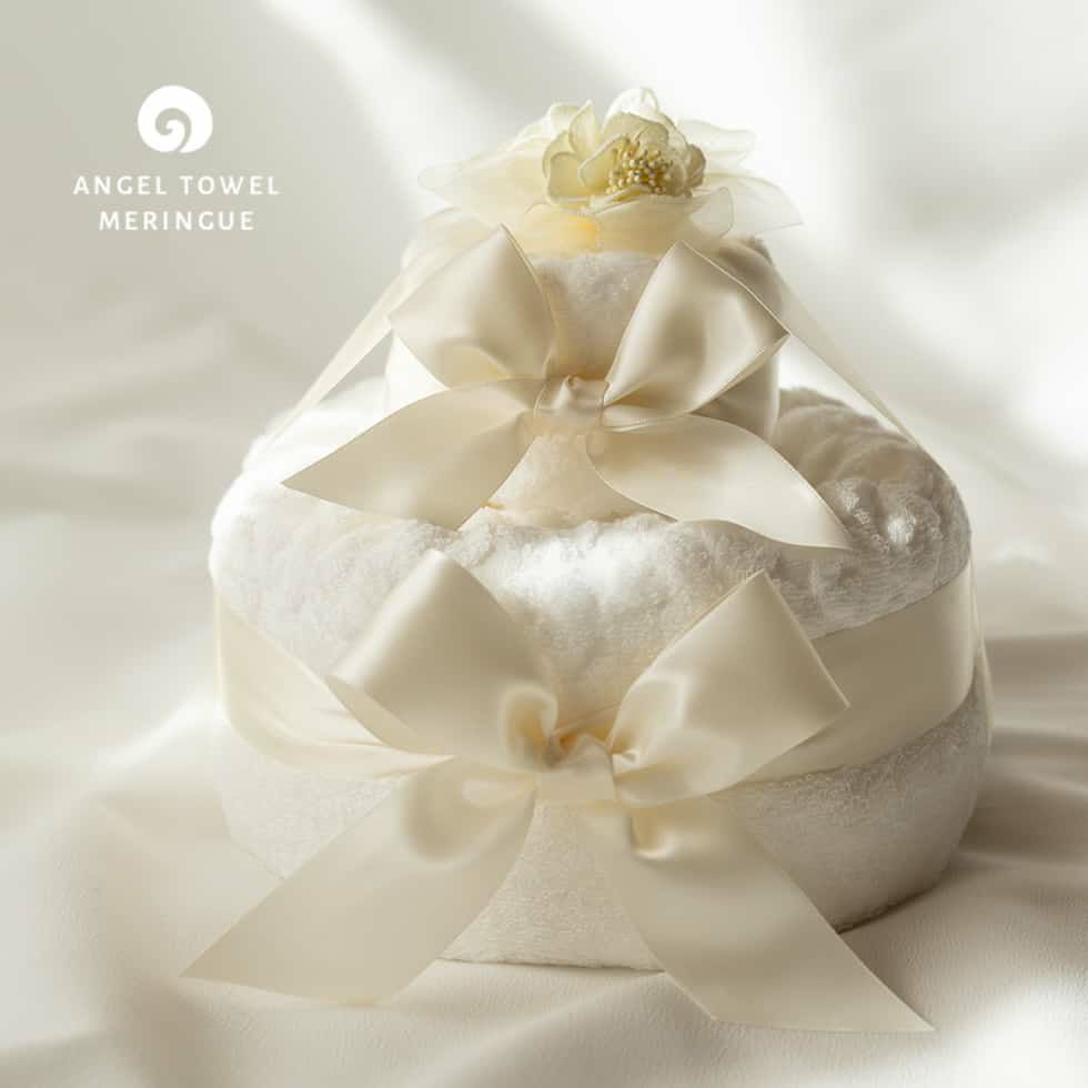 無地の白いタオルで作ったデコレーションケーキ