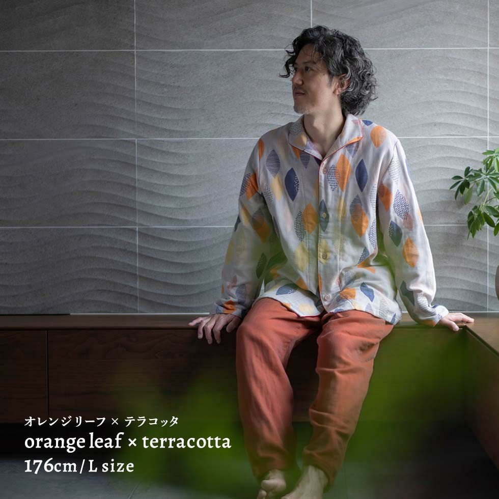 男性モデル身長：176cm Lサイズ オレンジリーフ×テラコッタ着用