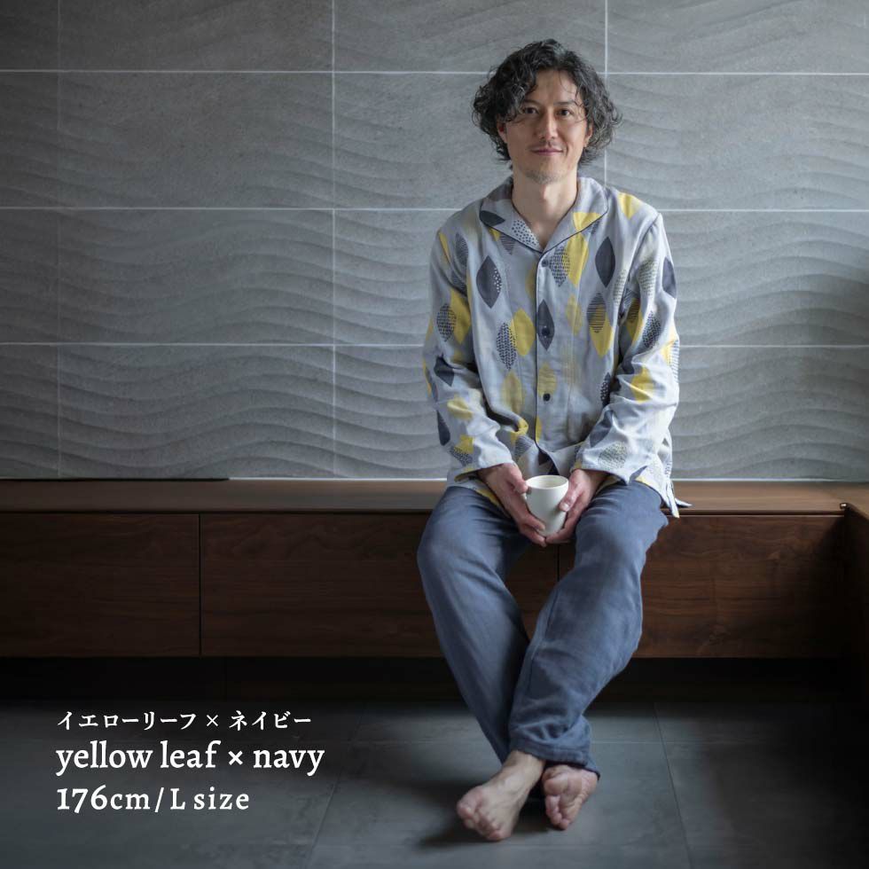 男性モデル身長：176cm Lサイズ イエローリーフ×ネイビー着用