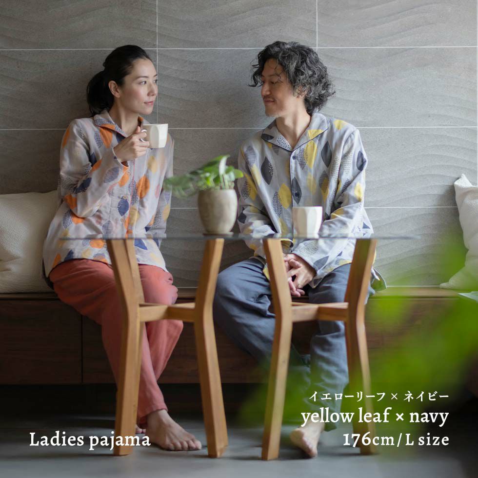 男性モデル身長：176cm Lサイズ イエローリーフ×ネイビー着用 レディースパジャマ