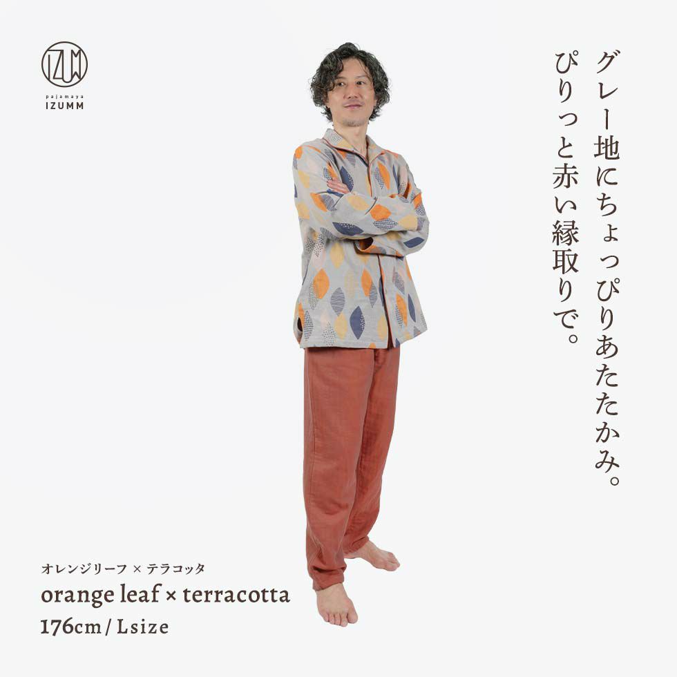 グレー地にちょっぴりあたたかみ。ぴりっと赤い縁取りで。