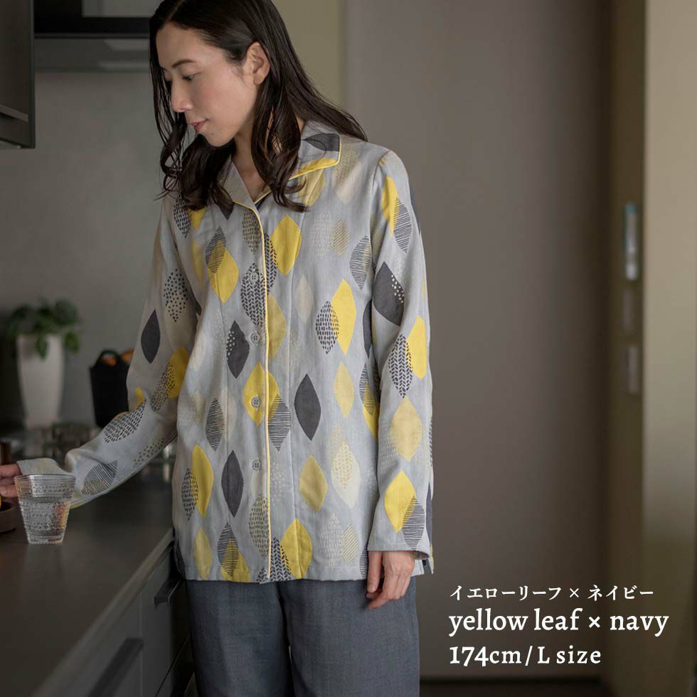 女性モデル身長：174cm Lサイズ イエローリーフ×ネイビー着用
