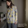 女性モデル身長：174cm Lサイズ イエローリーフ×ネイビー着用