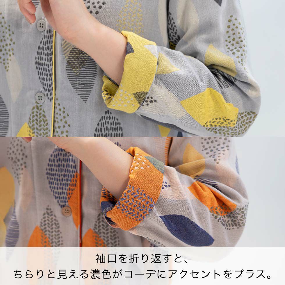 袖口を折り返すと、ちらりと見える濃色がコーデにアクセントをプラス。