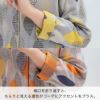 袖口を折り返すと、ちらりと見える濃色がコーデにアクセントをプラス。