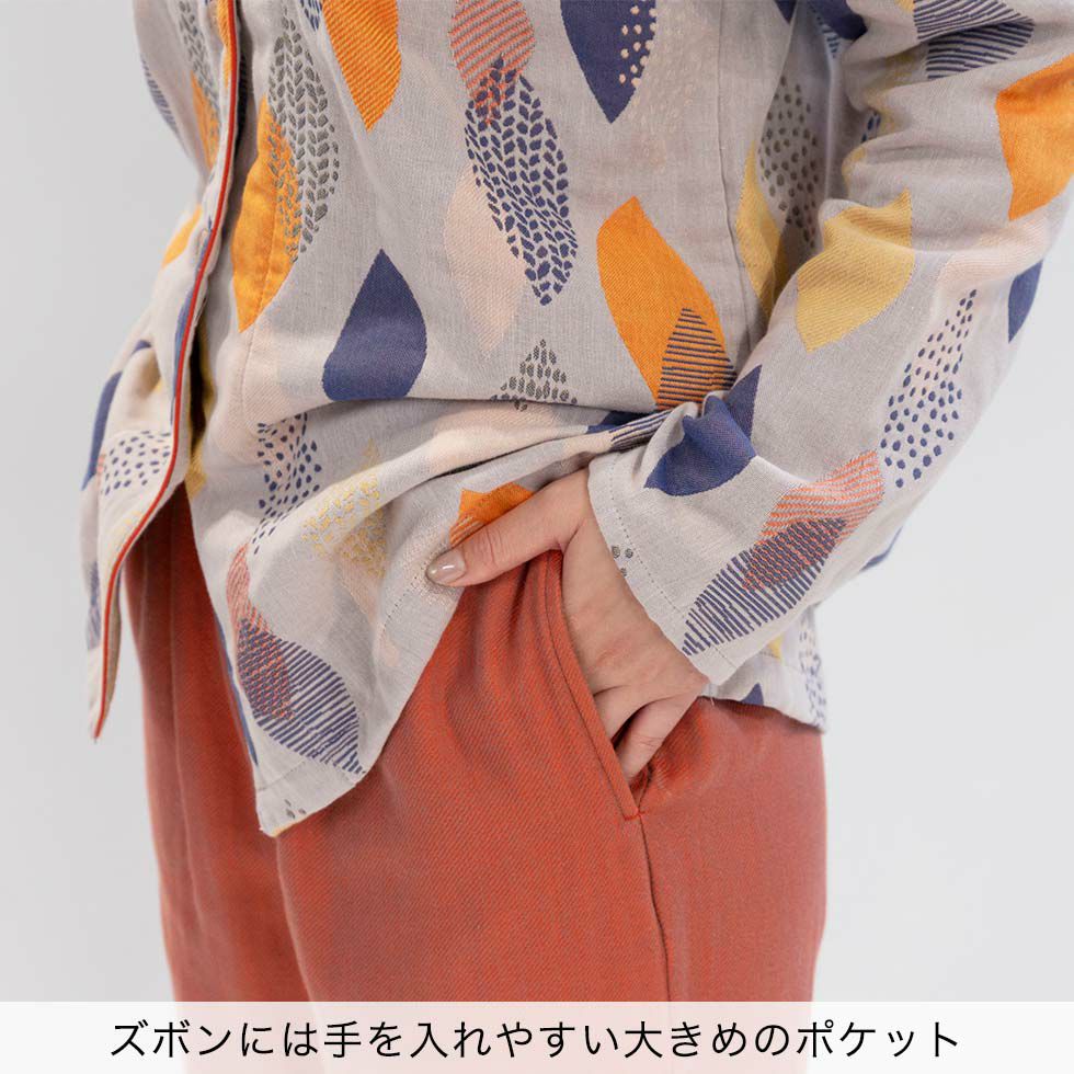 ズボンには手を入れやすい大きめのポケット