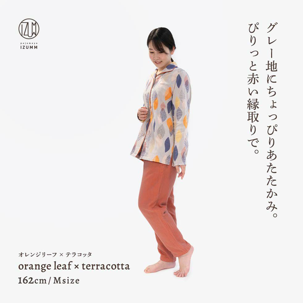 グレー地にちょっぴりあたたかみ。ぴりっと赤い縁取りで。