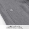 上着右下のポケットにIZUMMの「ブランドロゴ刺繍」