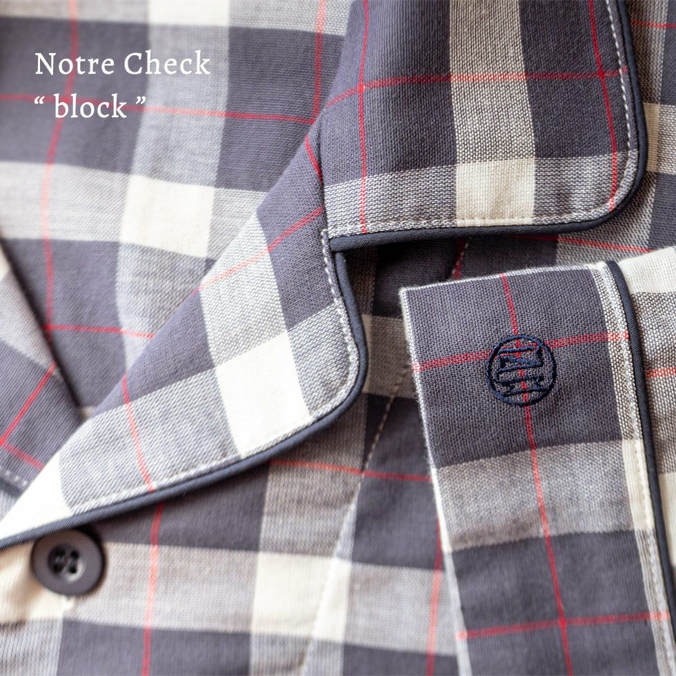 ホワイトと控えめネイビーの爽やかなフレンチカジュアル風の格子柄。鮮やかレッドの細いラインがアクセントに。