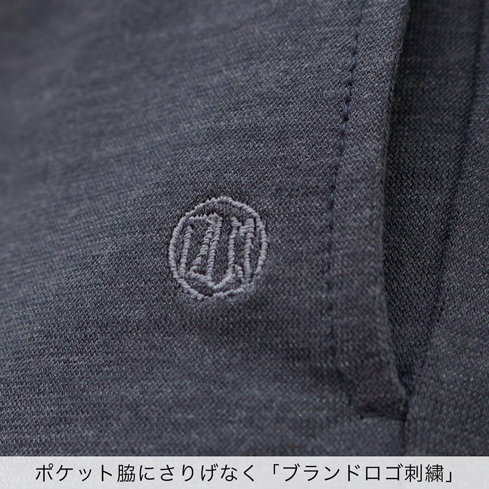ポケット脇にさりげなく「ブランドロゴ刺繍」