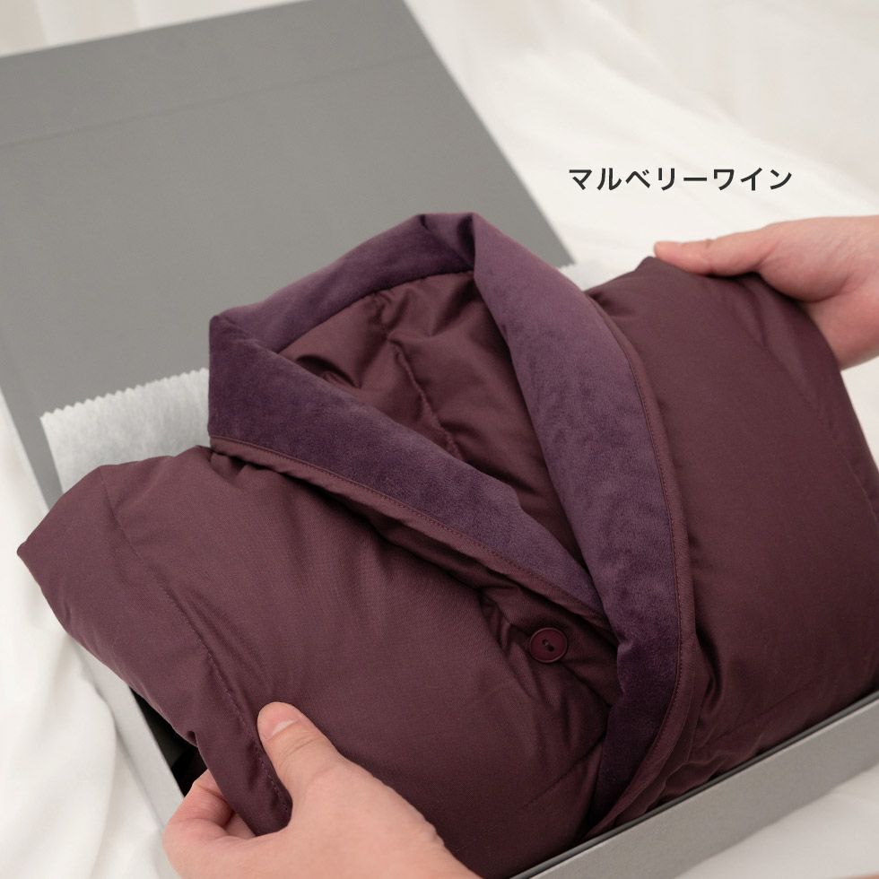箱から取り出すイメージ（マルベリーワイン）