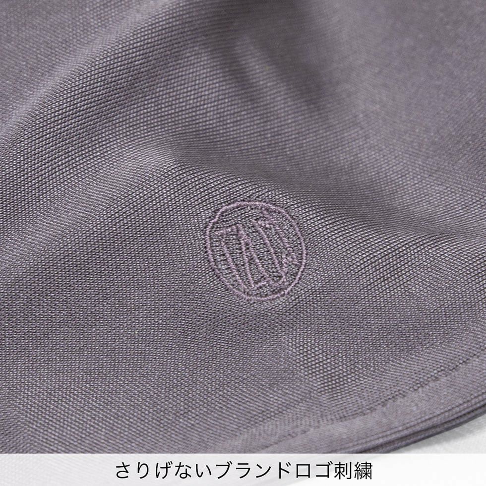 さりげないブランドロゴ刺繍