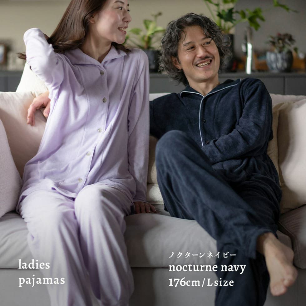 男性モデル身長：176cm Lサイズ ノクターンネイビー着用 レディースパジャマ