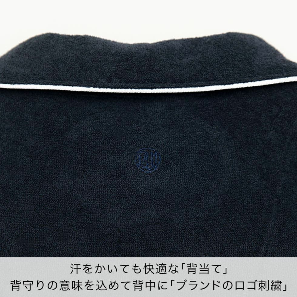 汗をかいても快適な「背当て」背守りの意味を込めて背中に「ブランドのロゴ刺繍」