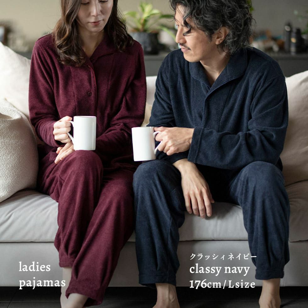 男性モデル身長：176cm Lサイズ クラッシィネイビー着用 レディースパジャマ