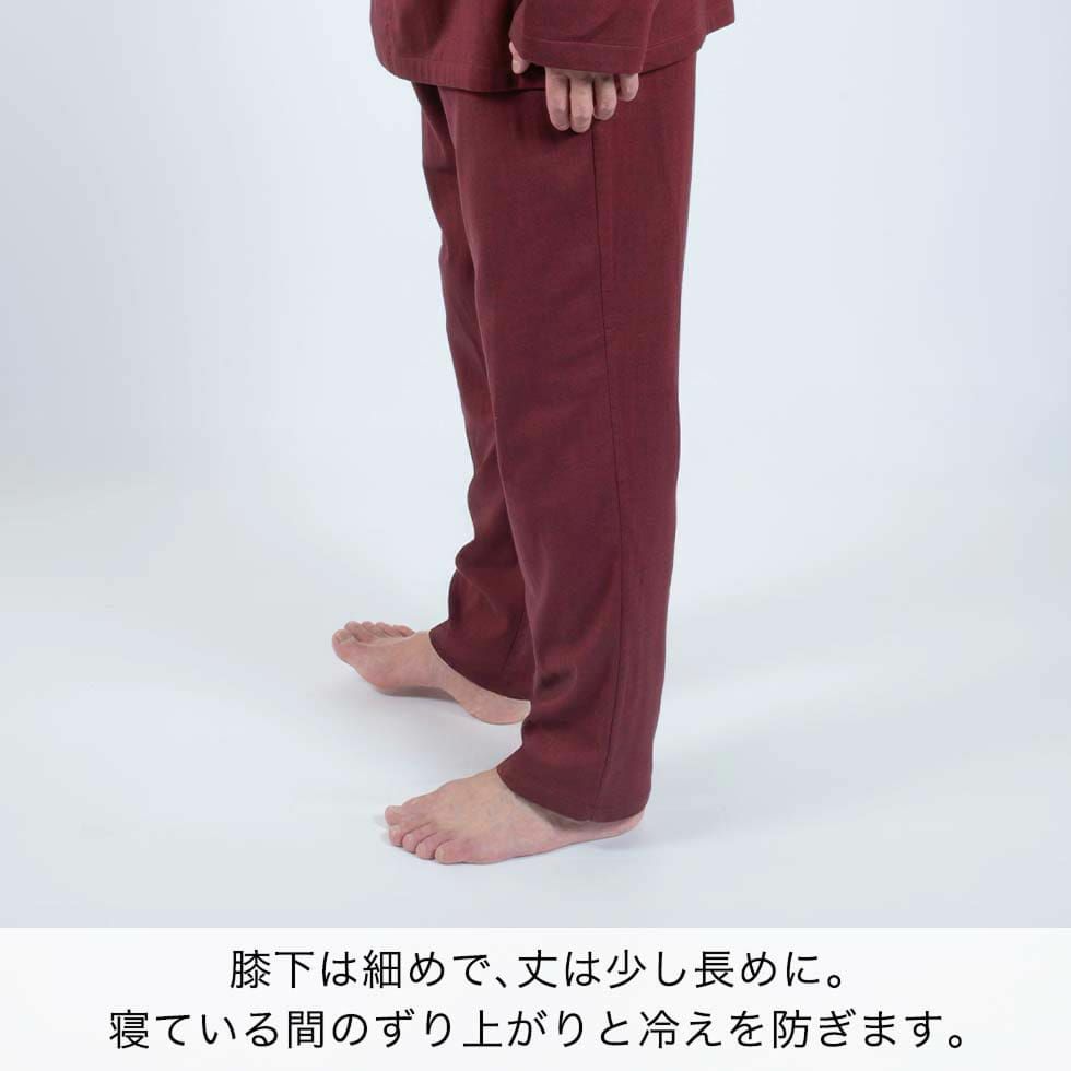 膝下は細めで、丈は少し長めに。寝ている間のずり上がりと冷えを防ぎます。