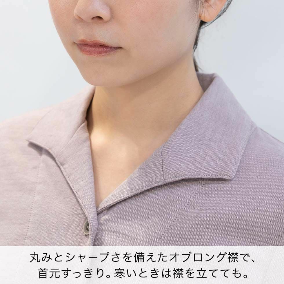 丸みとシャープさを備えたオブロング襟で、首元すっきり。 寒いときは襟を立てても。