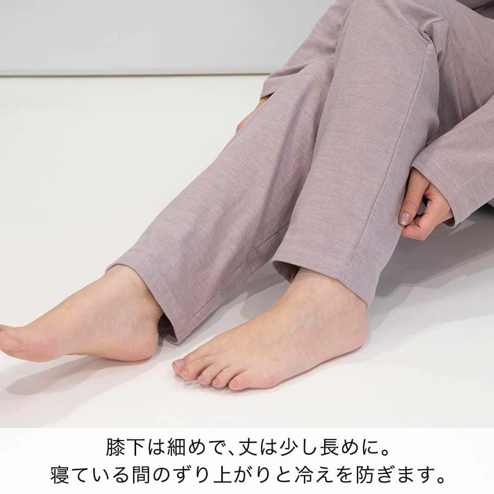 膝下は細めで、丈は少し長めに。寝ている間のずり上がりと冷えを防ぎます。