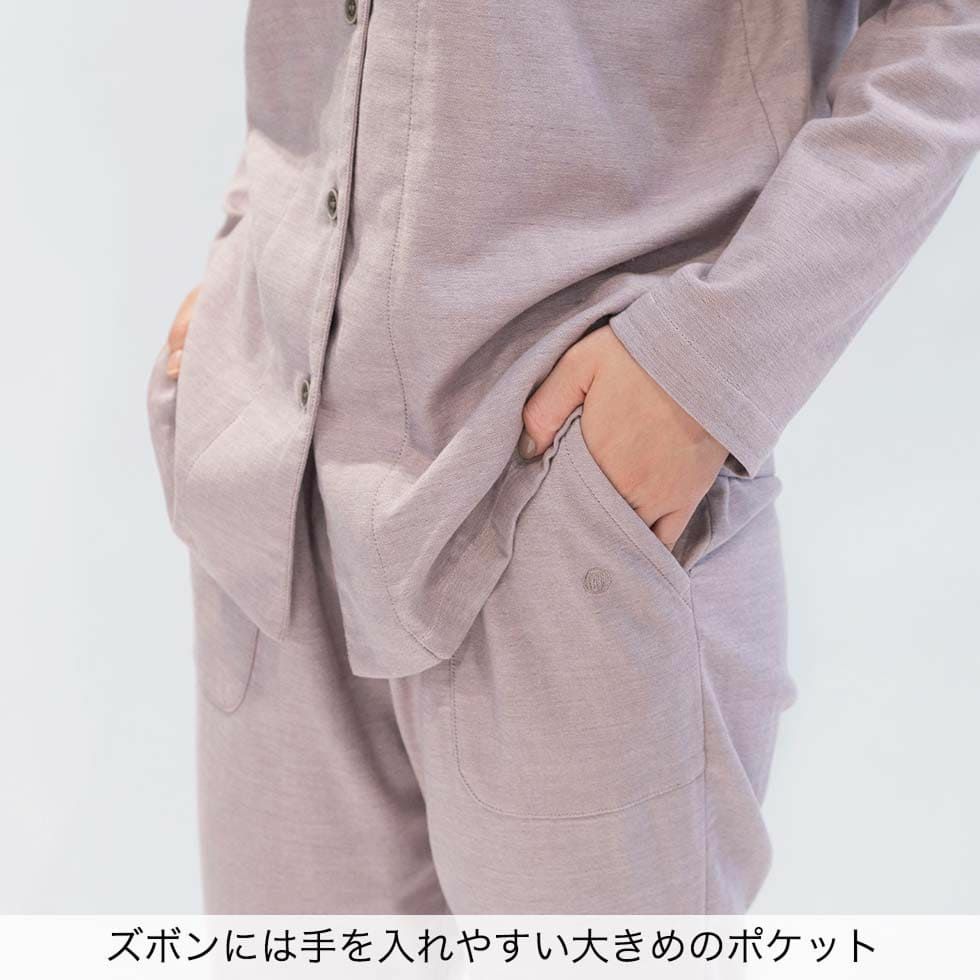 ズボンには手を入れやすい大きめのポケット
