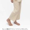 ちょっと幅広の「ストレートパンツ」でゆったり。