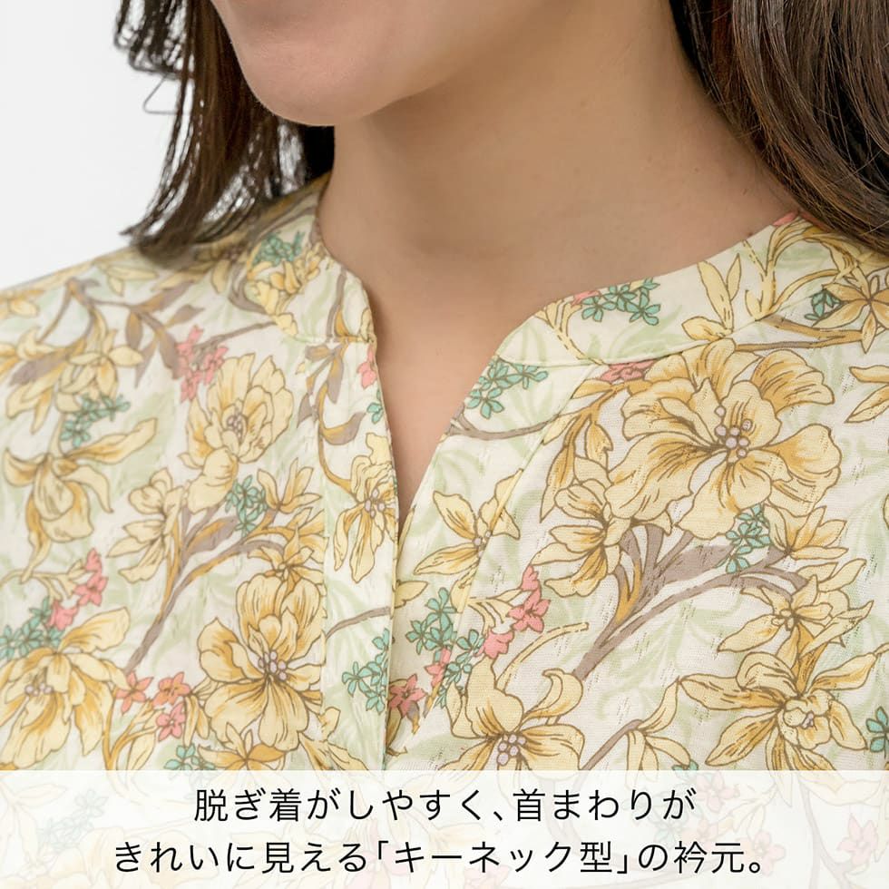 脱ぎ着がしやすく、首まわりがきれいに見えるキーネック型の襟元。