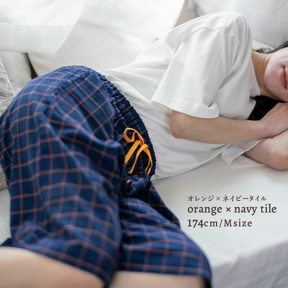 女性モデル身長：174cm　Mサイズ　オレンジ×ネイビータイル着用