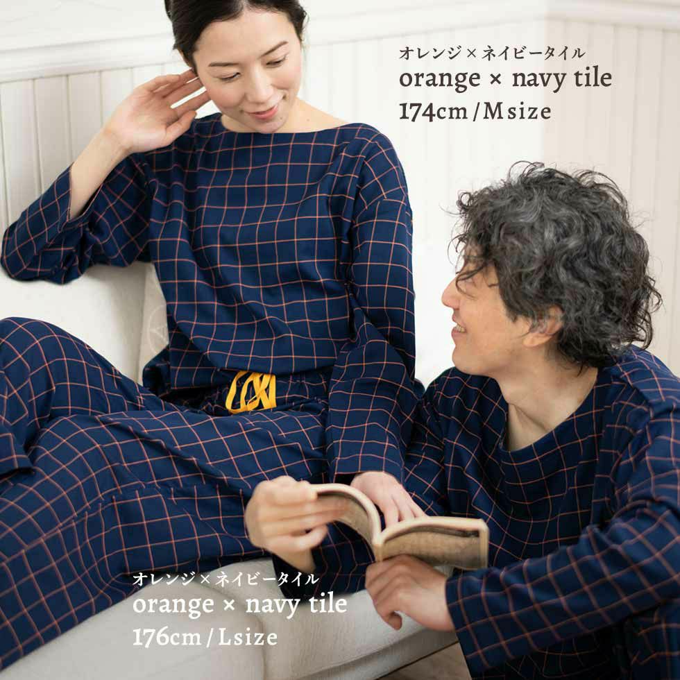 女性モデル身長：174cm　Mサイズ　男性モデル身長：176cm　Lサイズ　オレンジ×ネイビータイル