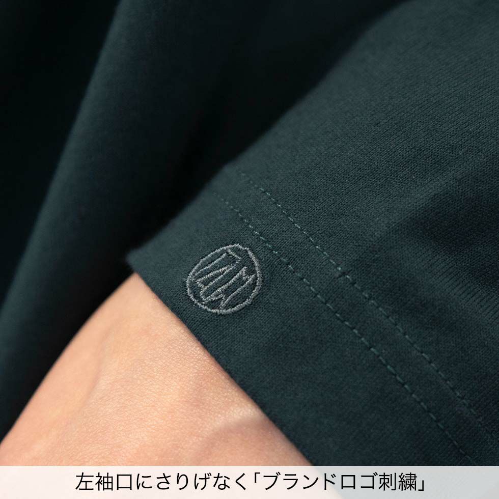 左袖口にさりげなく「ブランドロゴ刺繍」