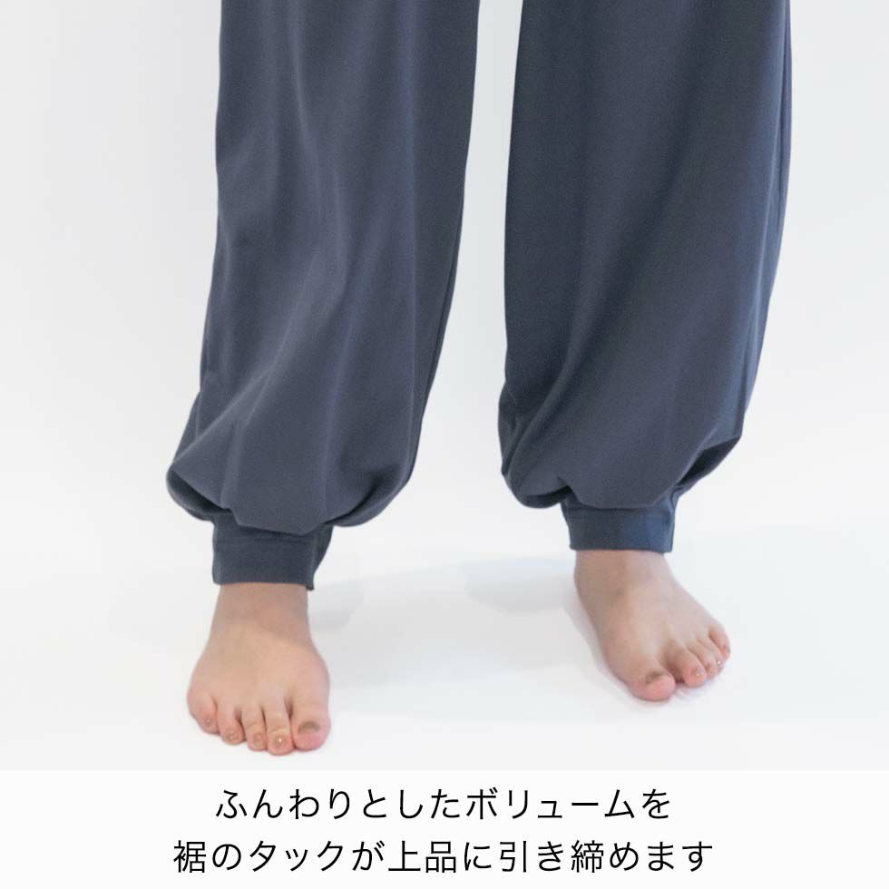 ふんわりとしたボリュームを裾のタックが上品に引き締めます