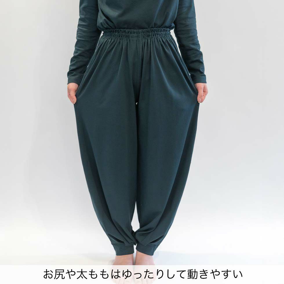 お尻や太ももはゆったりして動きやすい