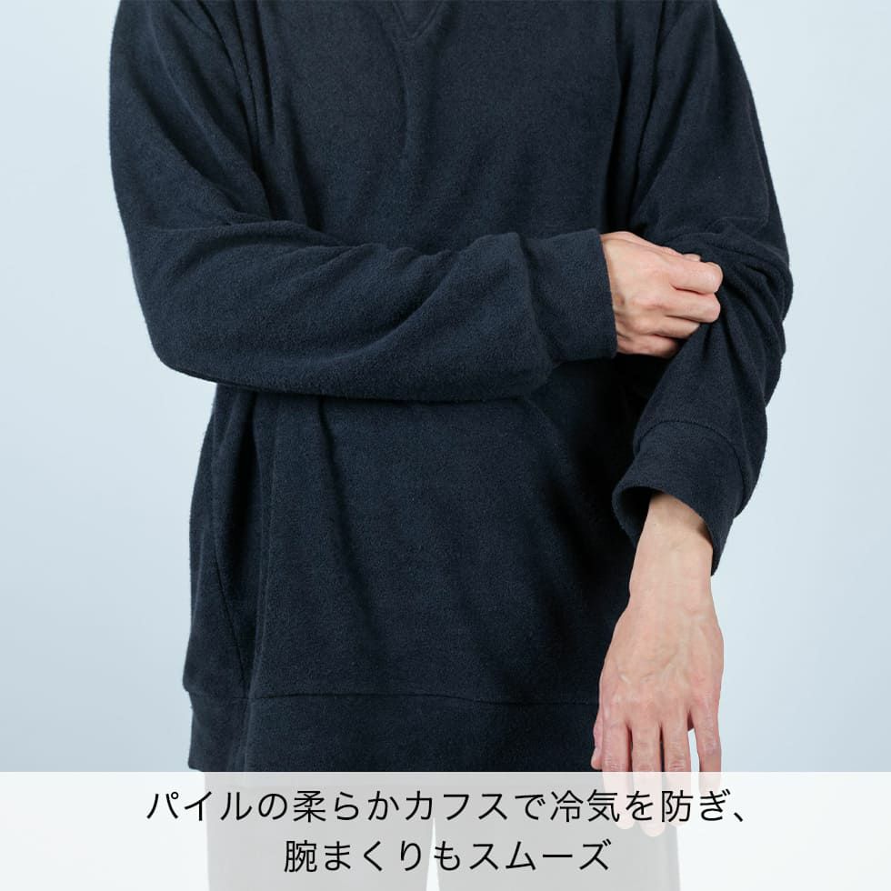 パイルの柔らかカフスで冷気を防ぎ、腕まくりもスムーズ