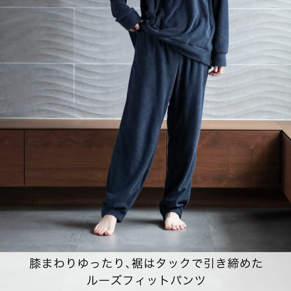 膝まわりゆったり、裾はタックで引き締めたルーズフィットパンツ